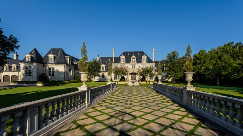 Te koop; grote villa met wildwaterpark